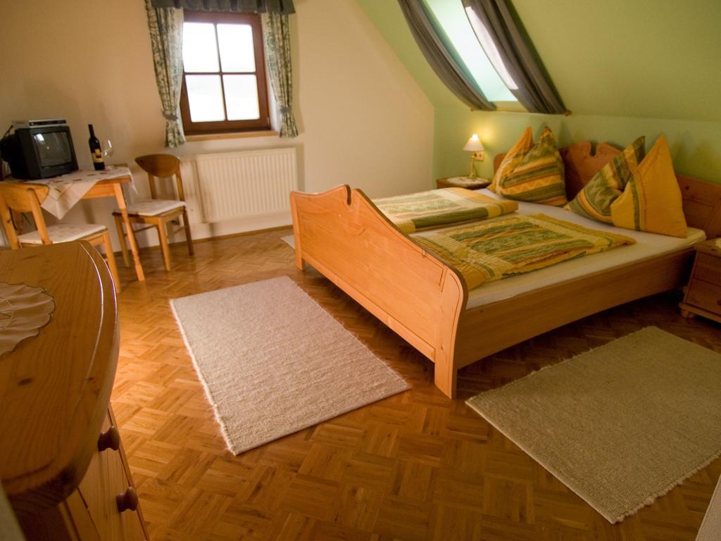 Bed and Breakfast Weingut Schwarzl Ratsch an der Weinstraße Habitación foto