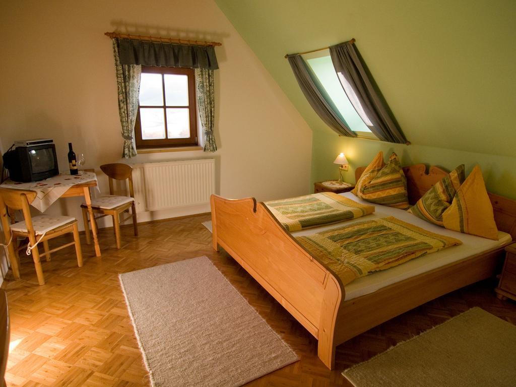 Bed and Breakfast Weingut Schwarzl Ratsch an der Weinstraße Habitación foto